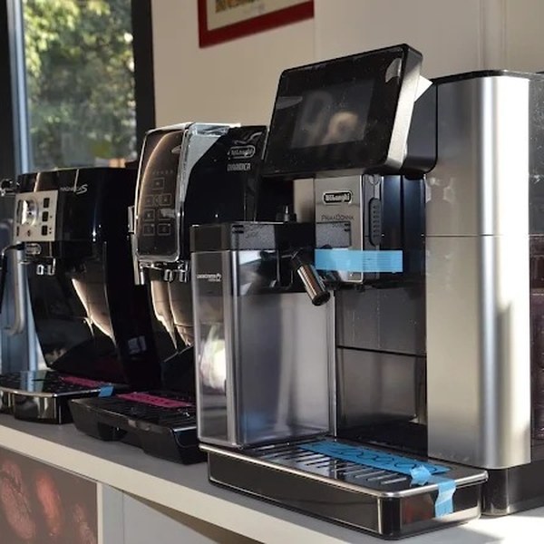 Il negozio: macchine da caffè automatiche De'Longhi in esposizione