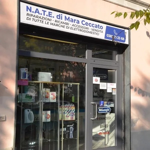 La vetrina del negozio N.A.T.E. di Mara Ceccato in Via Don Giovanni Minzoni a Voghera
